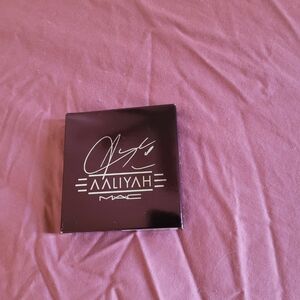 MAC Aaliyah Signature Compact